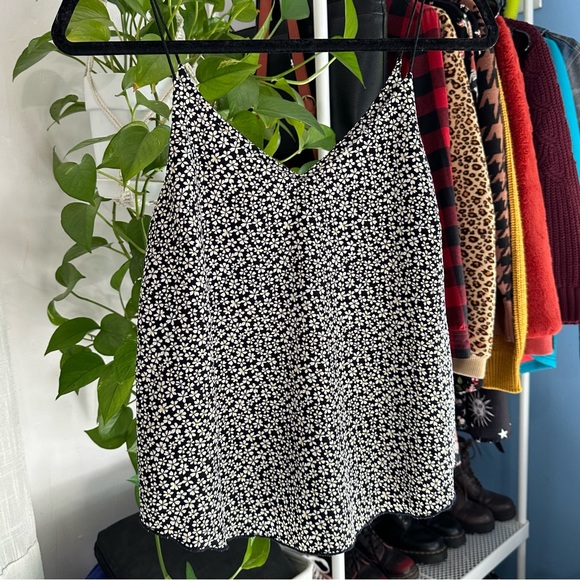 Forever 21 Black and white floral Cami Tank Top Size Small V neck flowy Blouse - Picture 2 of 8